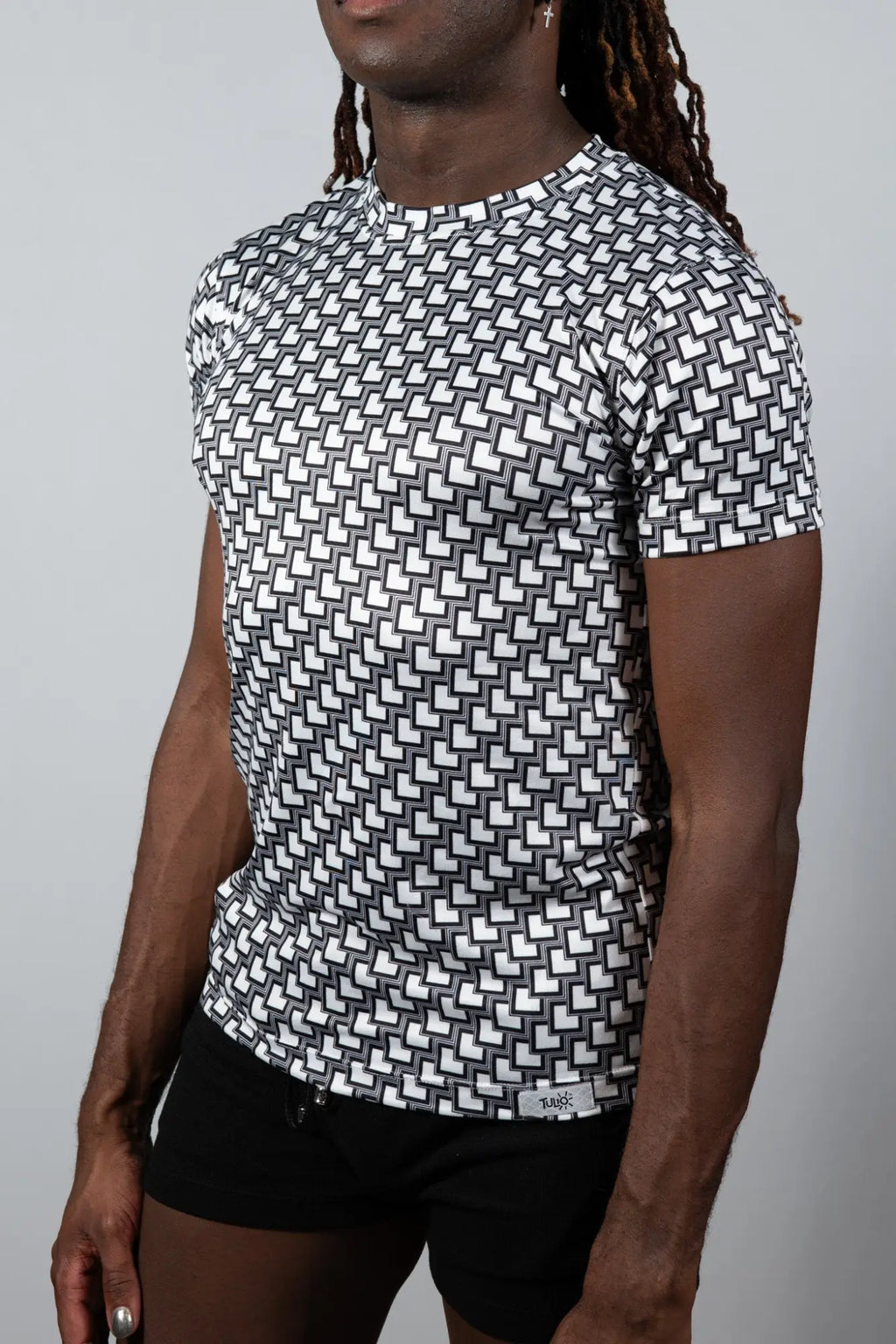 Black and white geometric patterned short-sleeve cotton t-shirt with crew neck titled tile print tee