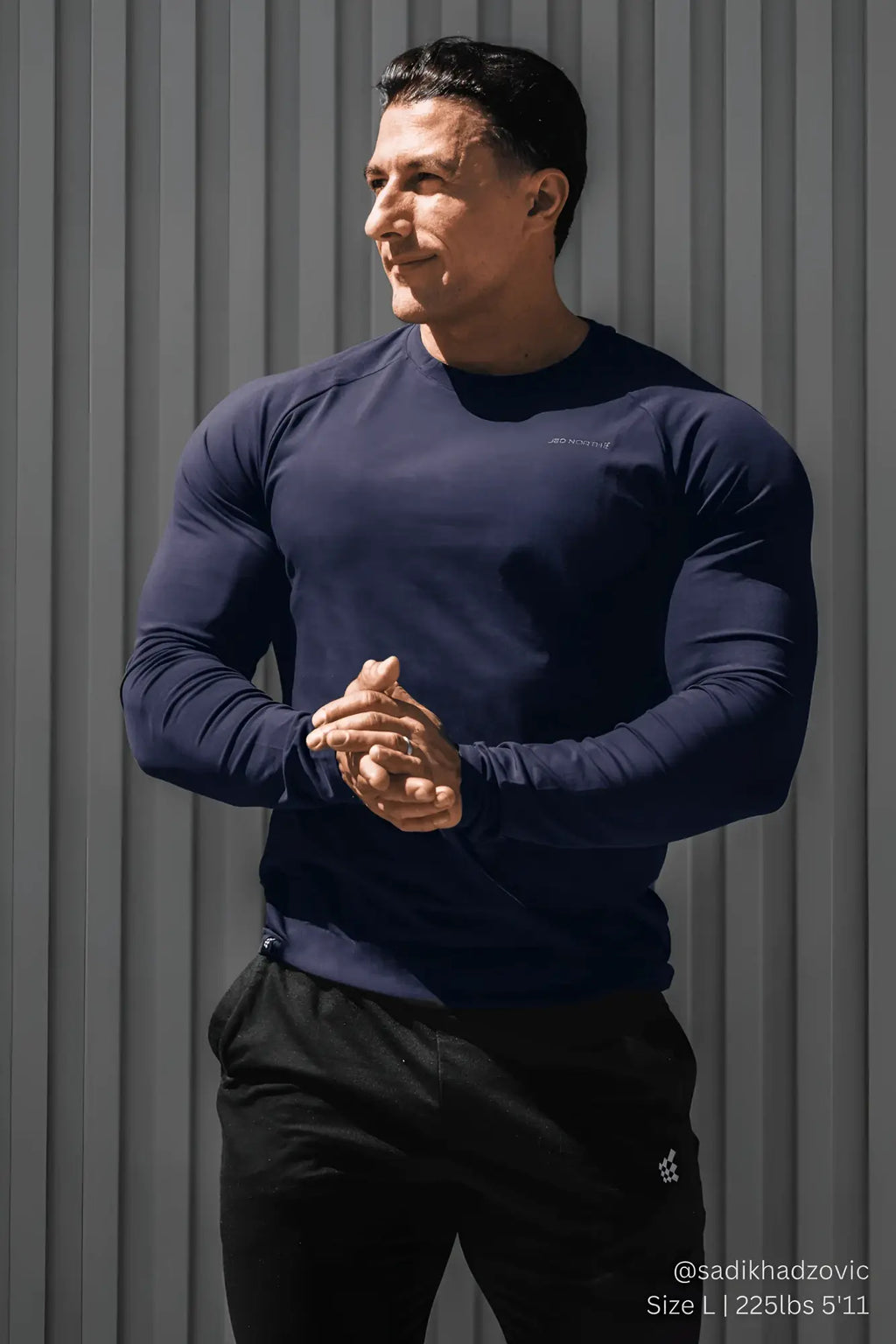Titan muscle-fit long sleeve t-shirt navy made of breathable fabric for athletic performance and muscle support