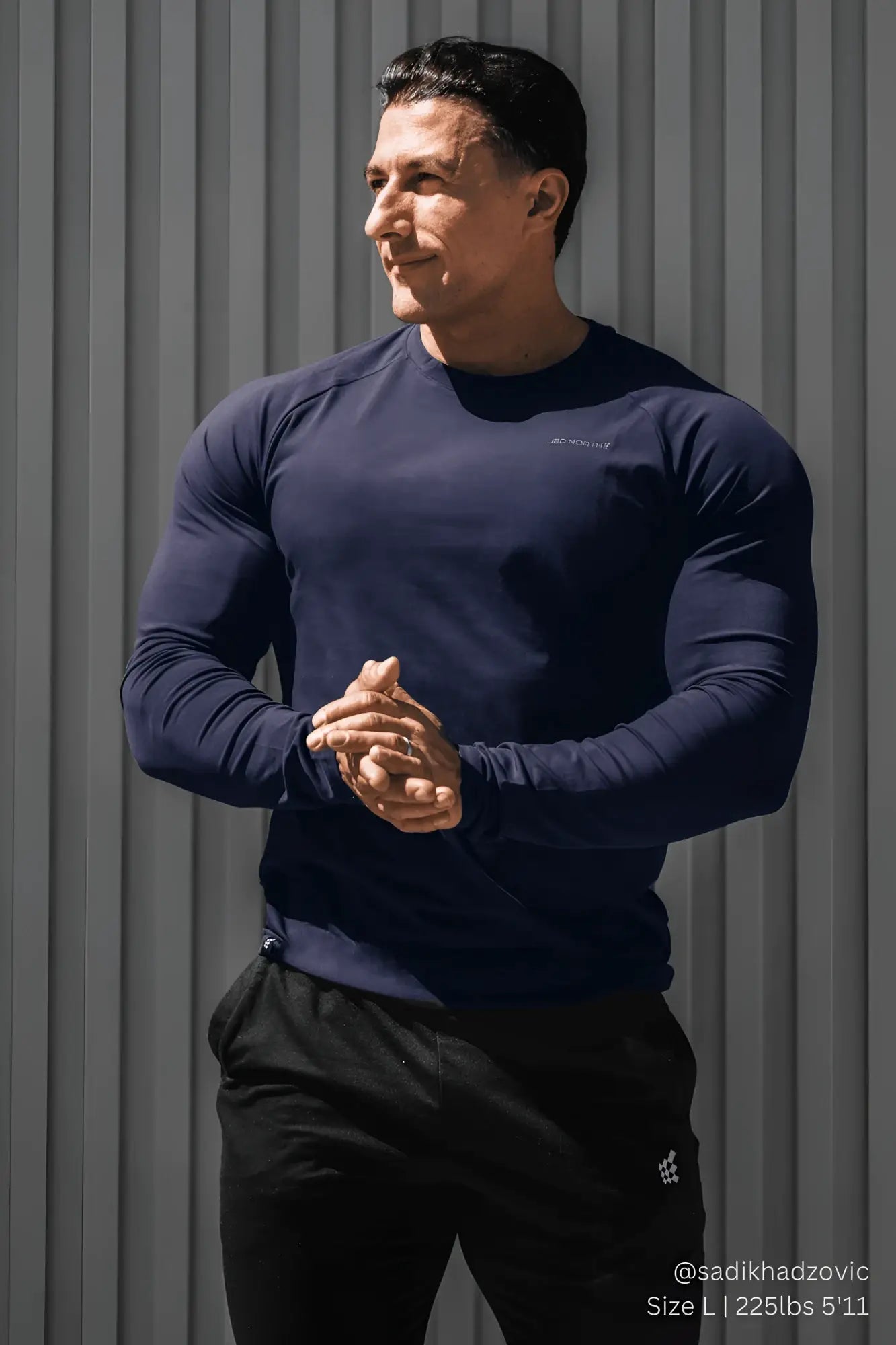 Titan muscle-fit long sleeve t-shirt navy made of breathable fabric for athletic performance and muscle support