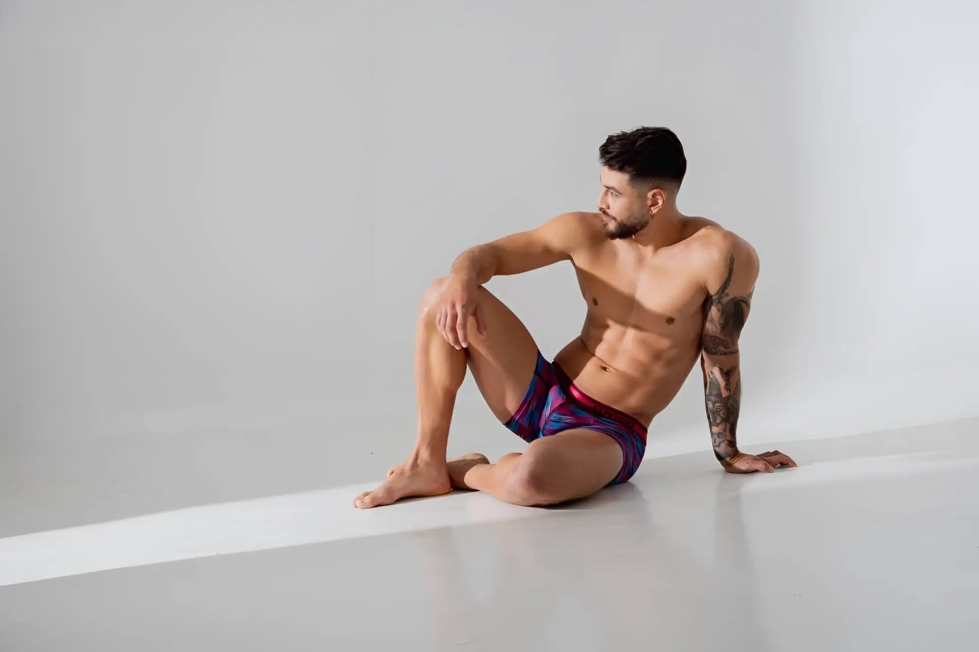 Men’s unicó yute trunks in vibrant purple red and blue pattern with matching elastic waistband for athletic use
