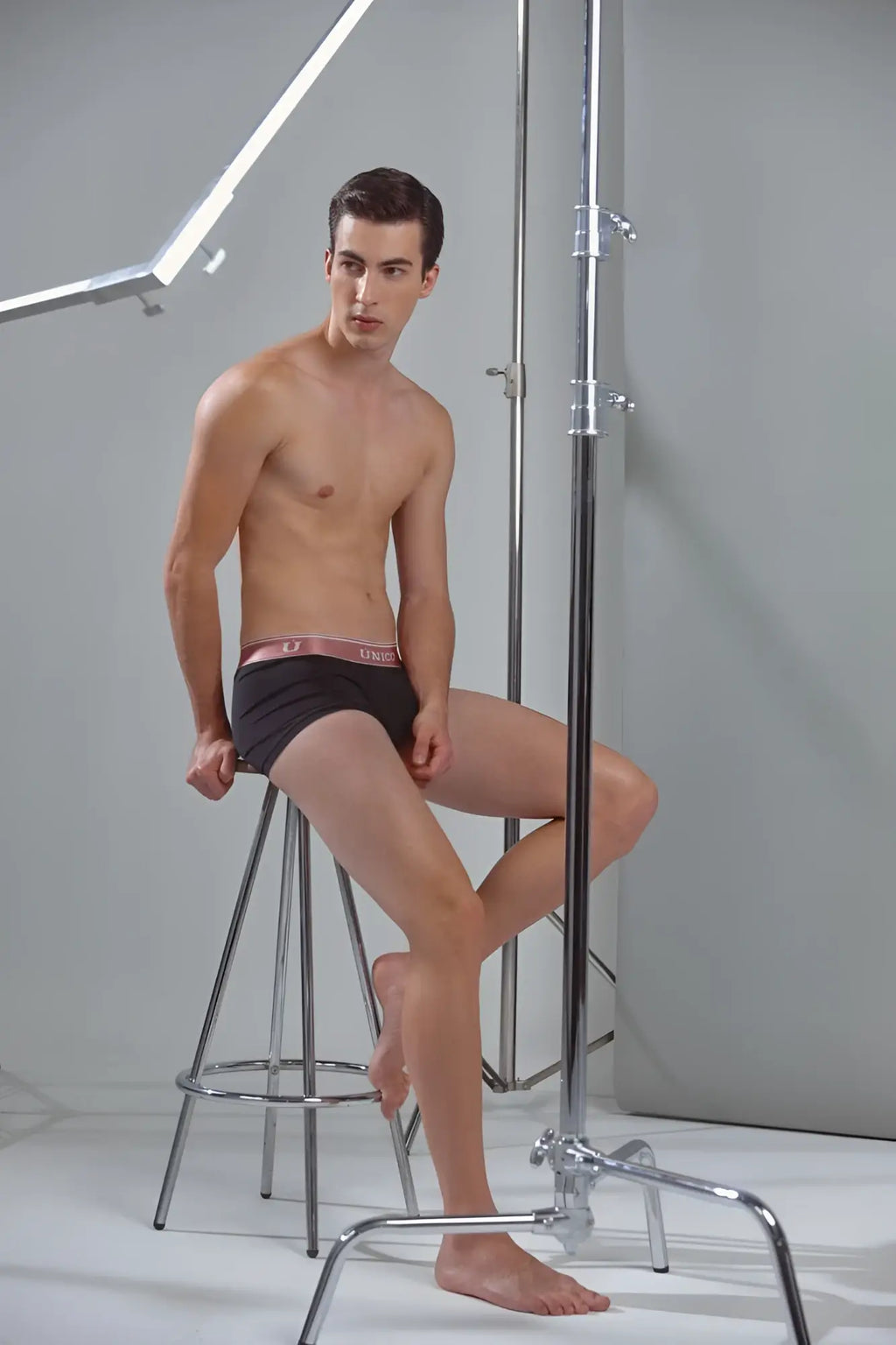Black uniqlo briefs with a pink elastic waistband featuring the uniqlo logo from unico 24110100108 oro rosa trunks