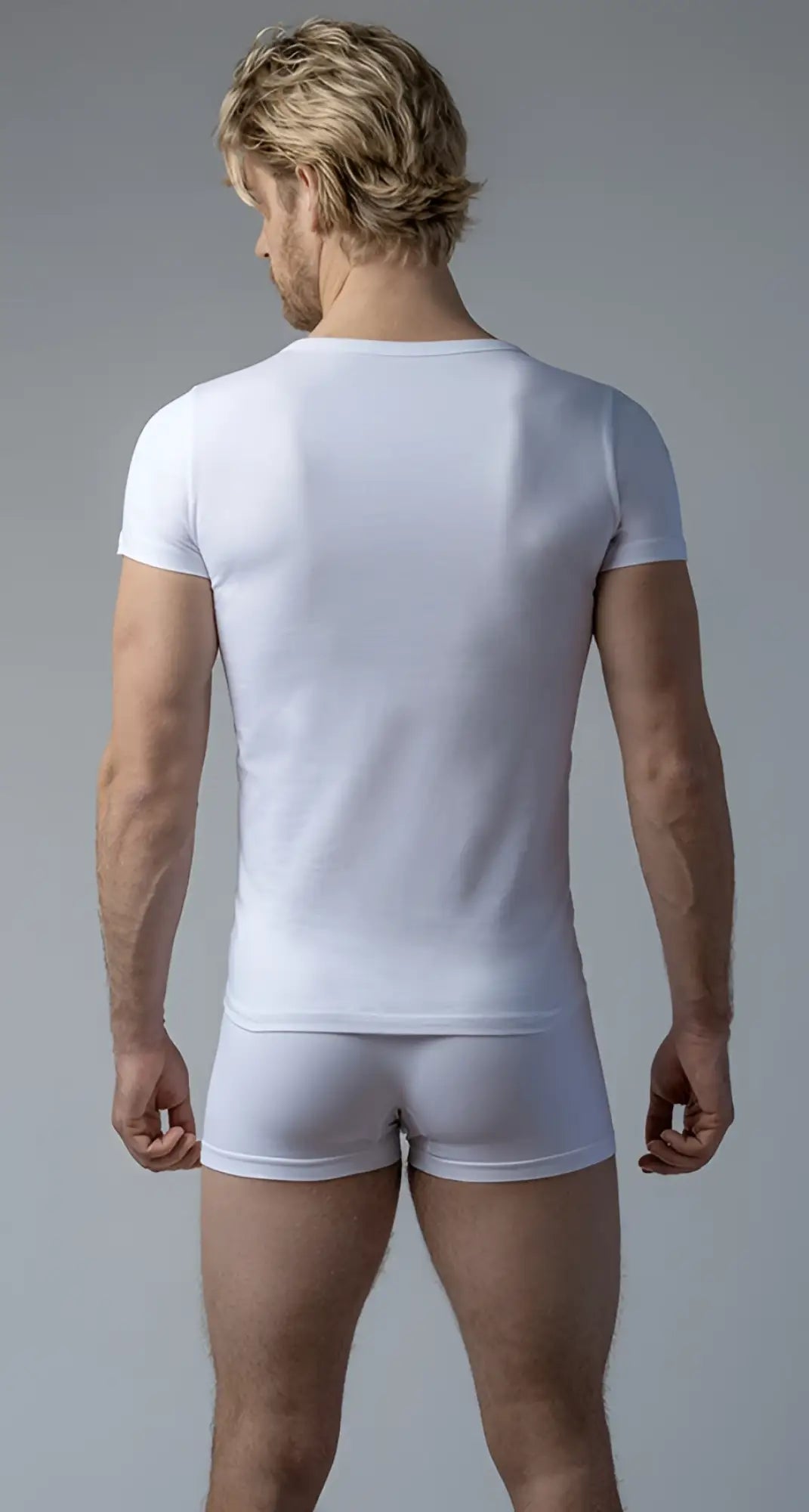 White short-sleeved fitted crew neck t-shirt in cotton blend for casual wear labeled v neck t shirt