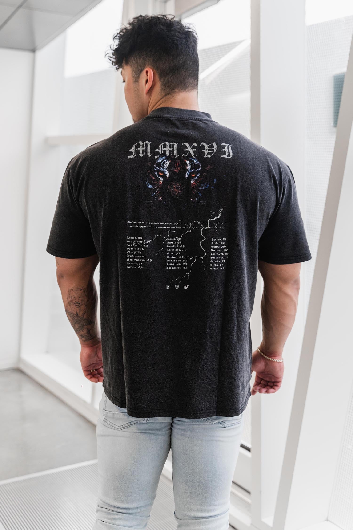 Camiseta vintage de gran tamaño - Tigerus Invictus